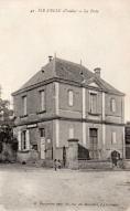Le bureau de poste, ancienne mairie, vu depuis le sud-est vers 1910.