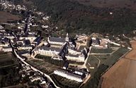 Vue aérienne de l'abbaye et du bourg de Fontevraud-l'Abbaye.