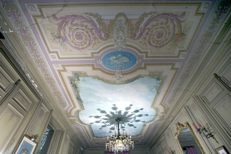 Sainte-Suzanne, Mayenne. Maison dite les Charrières. Plafond peint vers 1880.