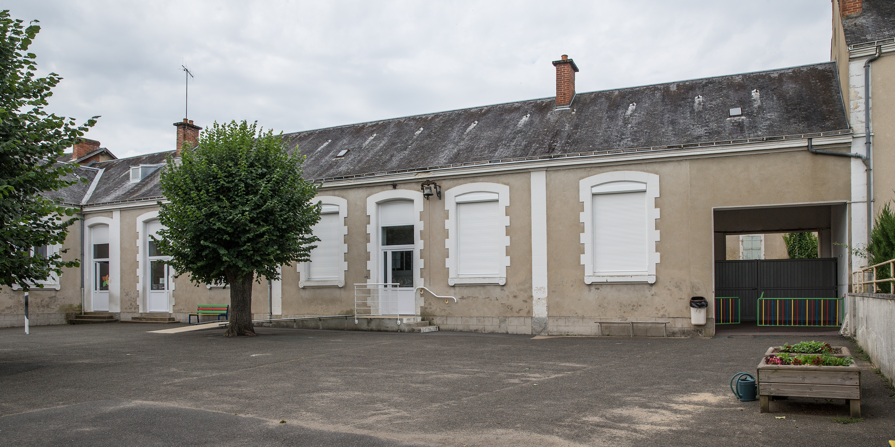 École communale de filles, actuellement école primaire Jules Ferry, rue du Sergent Louis Mantien, Connerré