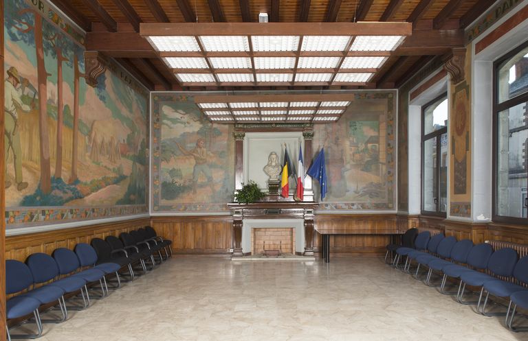 Guéméné-Penfao, salle modulable au rez-de-chaussée de la mairie. Décor réalisé par Camille Godet en 1930.