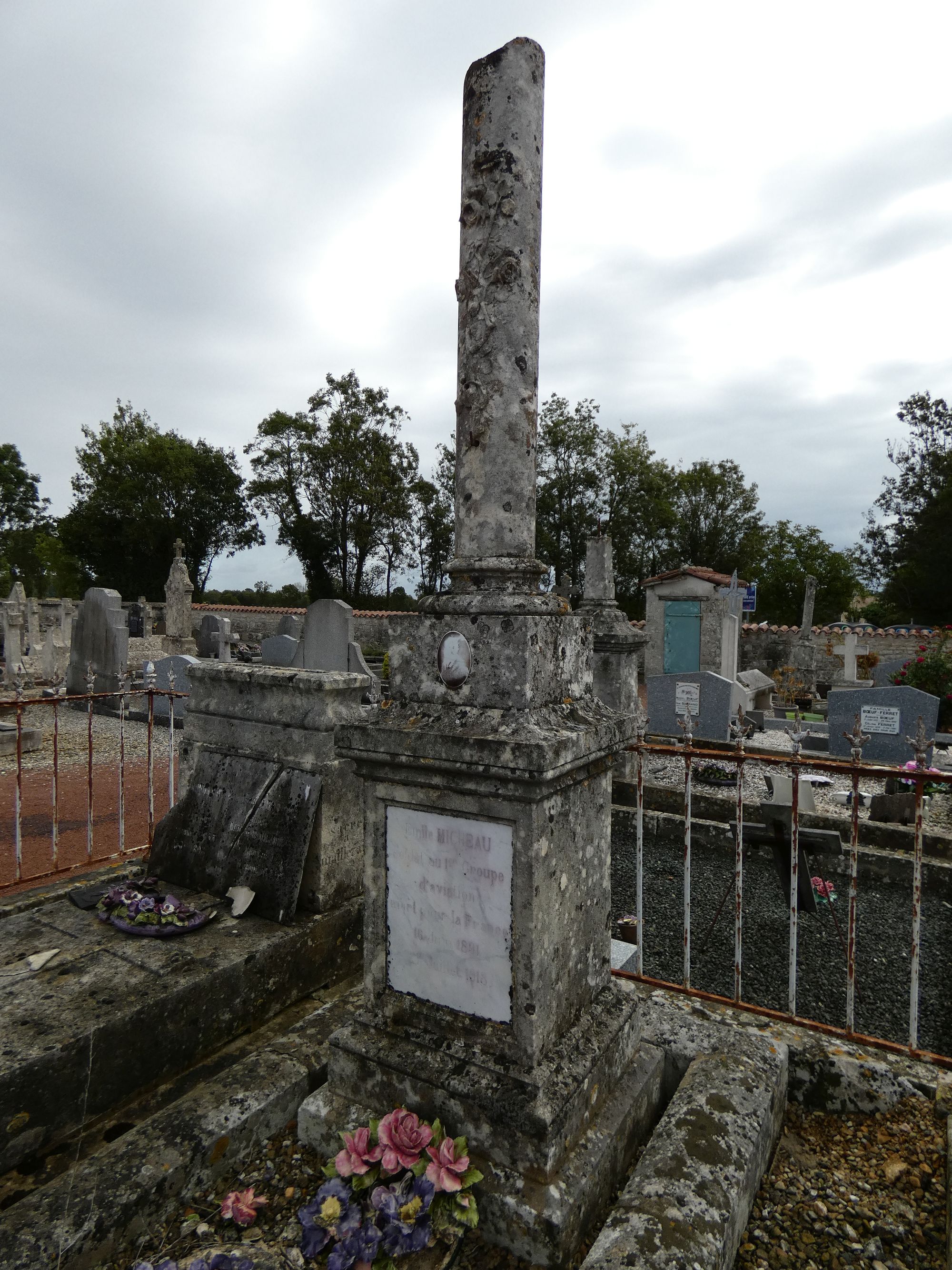 Enclos funéraire de la famille Desmier-Charpentier-Micheau, dont un soldat de la guerre 1914-1918