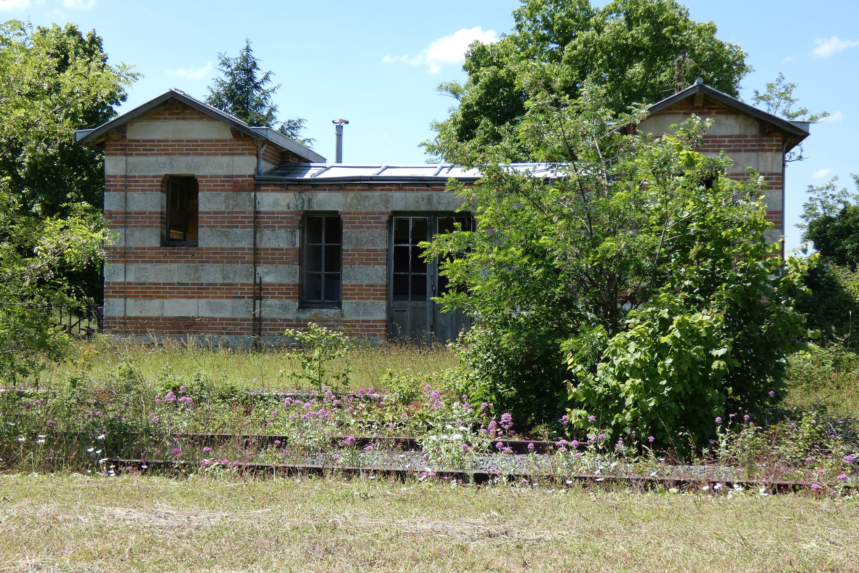 Gare de Benet, actuellement maison, maison de garde-barrière et halle aux marchandises