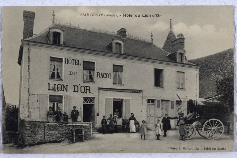 Maison du Porche, puis hôtel du Lion d'or, actuellement maison - 1 place Saint-Pierre, Saulges