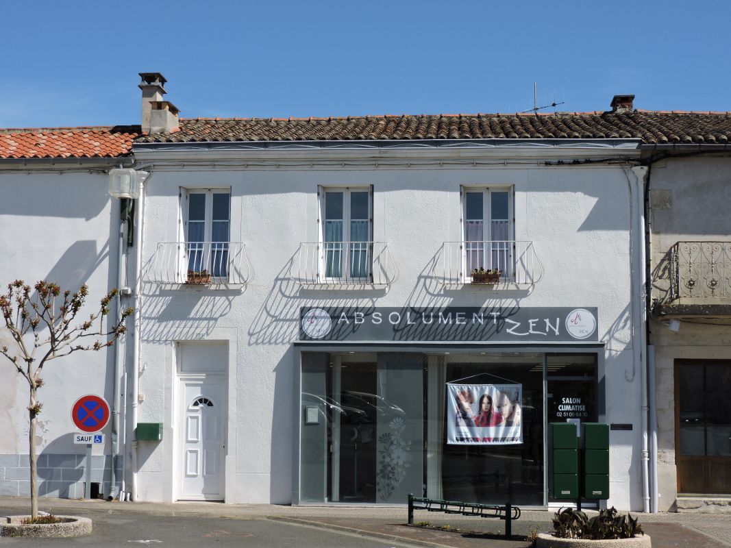 Magasin de commerce, garage automobile, actuellement salon de coiffure, 21 place Charles-De-Gaulle