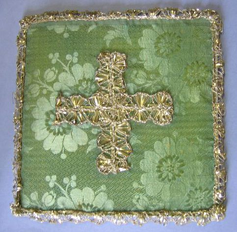 Ornement vert n° 5 : chasuble, étole, manipule, bourse de corporal, voile de calice, pale