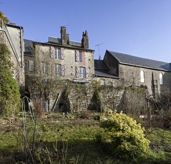 Façade sur jardin du corps de logis arrière de la parcelle 601 et arrière de la chapelle castrale.