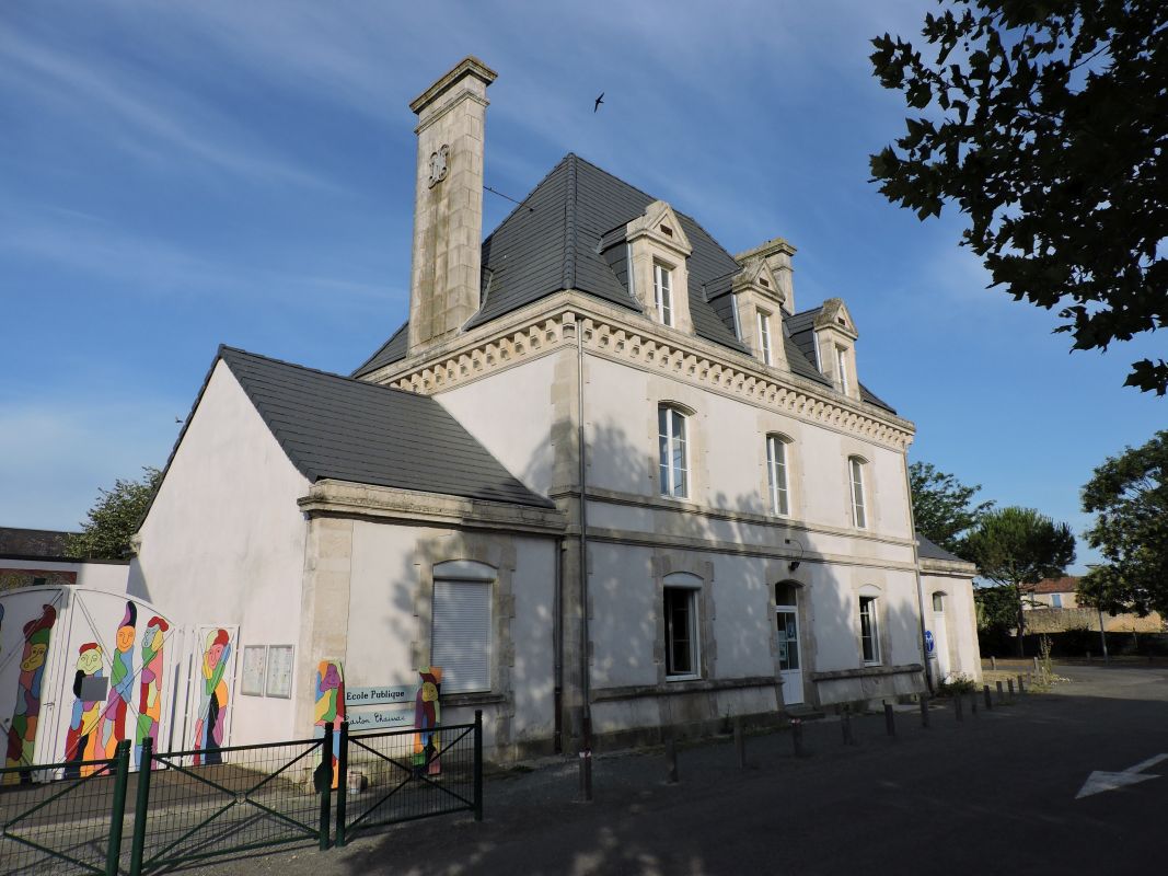 Ecole primaire publique Gaston-Chaissac, place du 8-Mai-1945