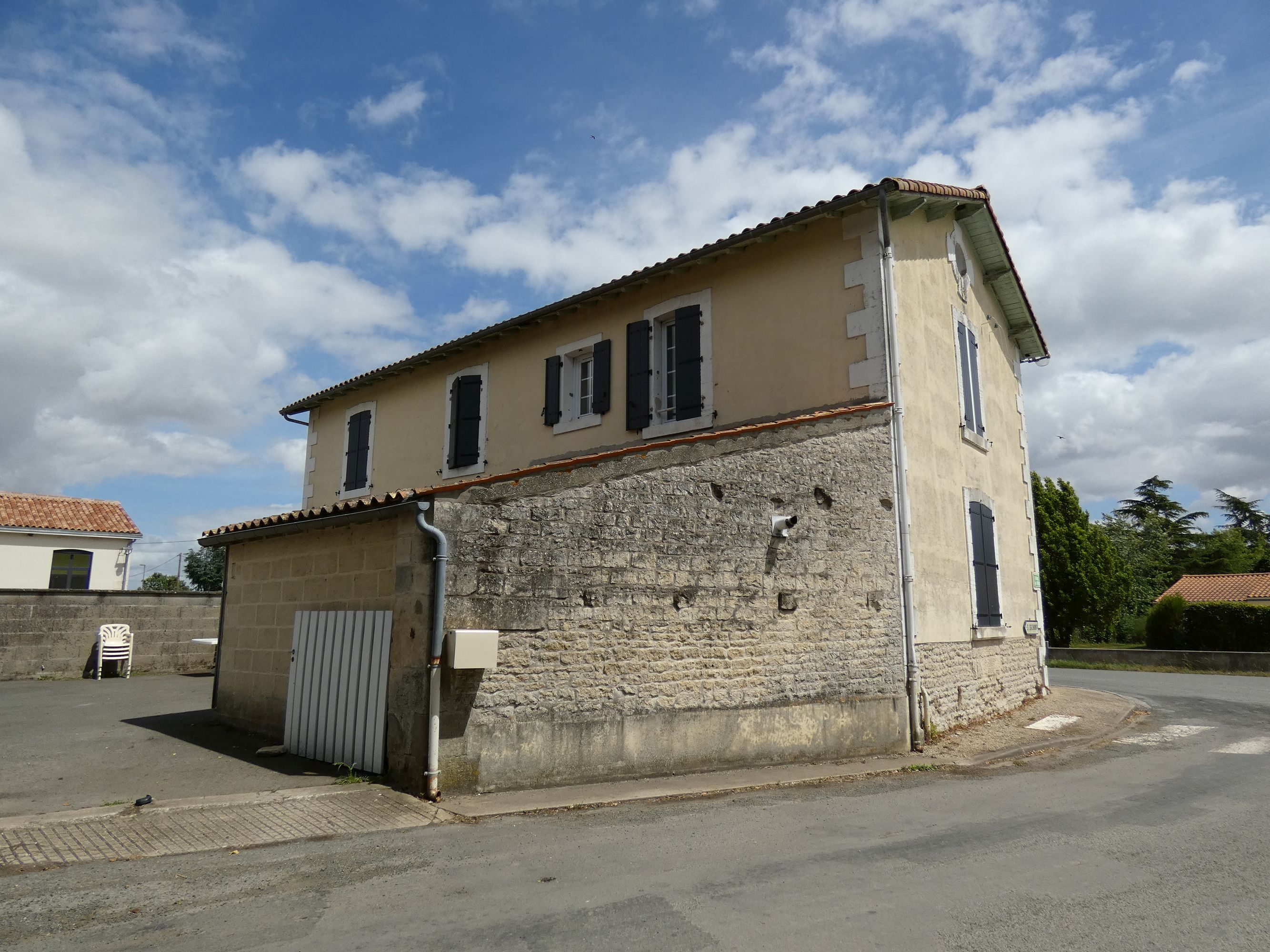 Mairie (ancienne), école primaire, 43 route de Sainte-Christine