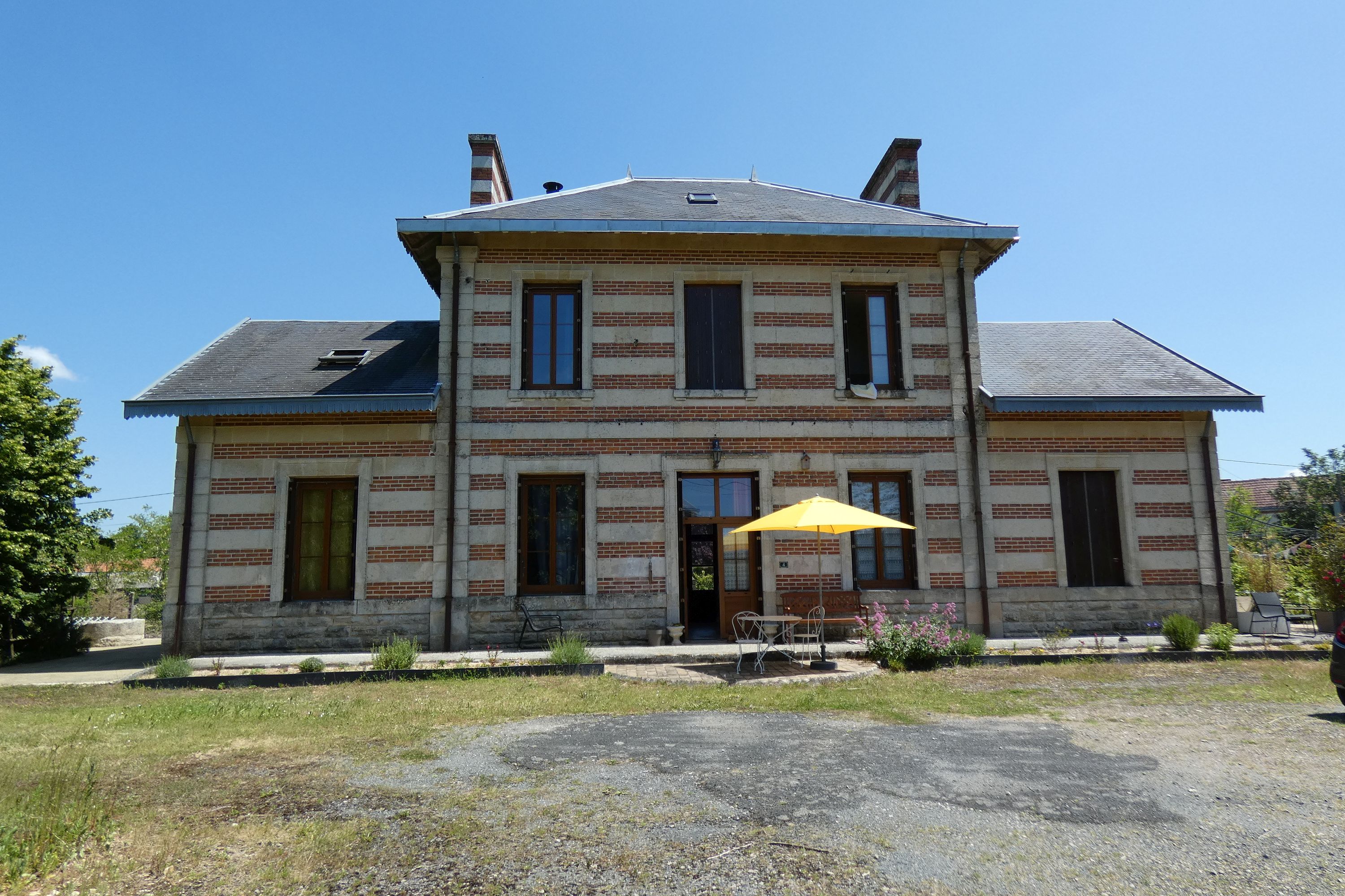 Gare de Benet, actuellement maison, maison de garde-barrière et halle aux marchandises