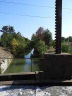 Le canal de Vix en amont de l'aqueduc vu depuis le pont qui franchit celui-ci, avec le cric à crémaillère pour la manoeuvre du barrage.