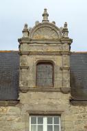 Manoir de Careil, lucarne centrale de la façade sur cour du logis.