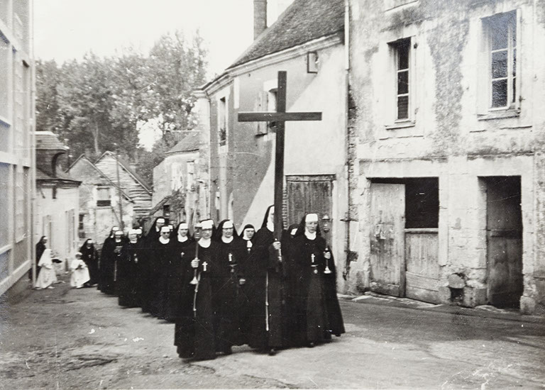 Couvent de sœurs franciscaines Servantes de Marie et hospice-maison de retraite, actuellement maisons ; maison avec chambres d'hôtes, 1 à 5 rue du Tusson