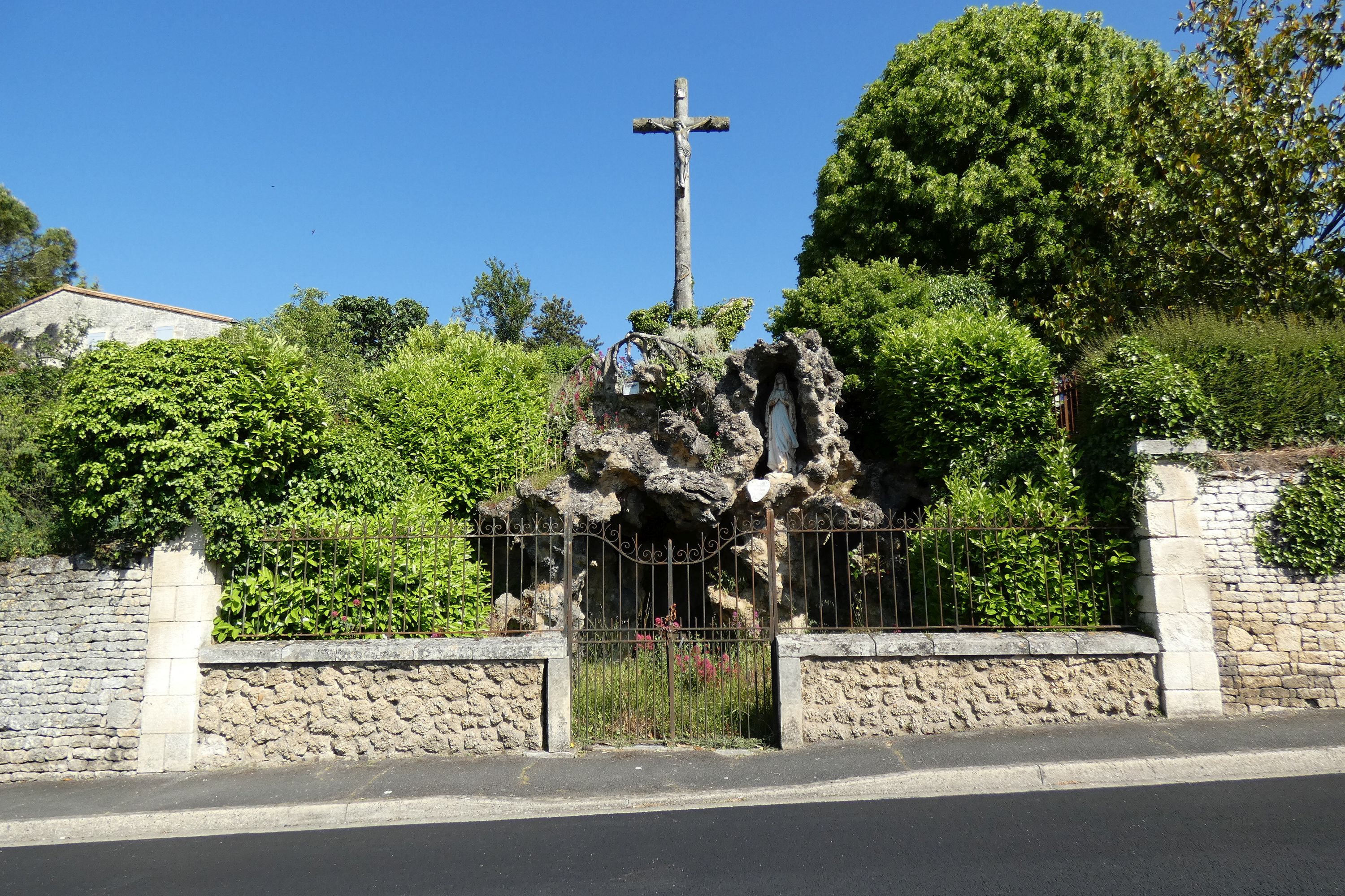 Croix de chemin et grotte de Lourdes, rue de la Gaillardise