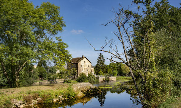 Moulin à farine puis minoterie, actuellement maison