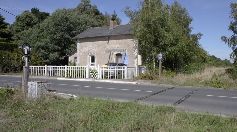 Passage à niveau ; maison de garde-barrière, actuellement maison