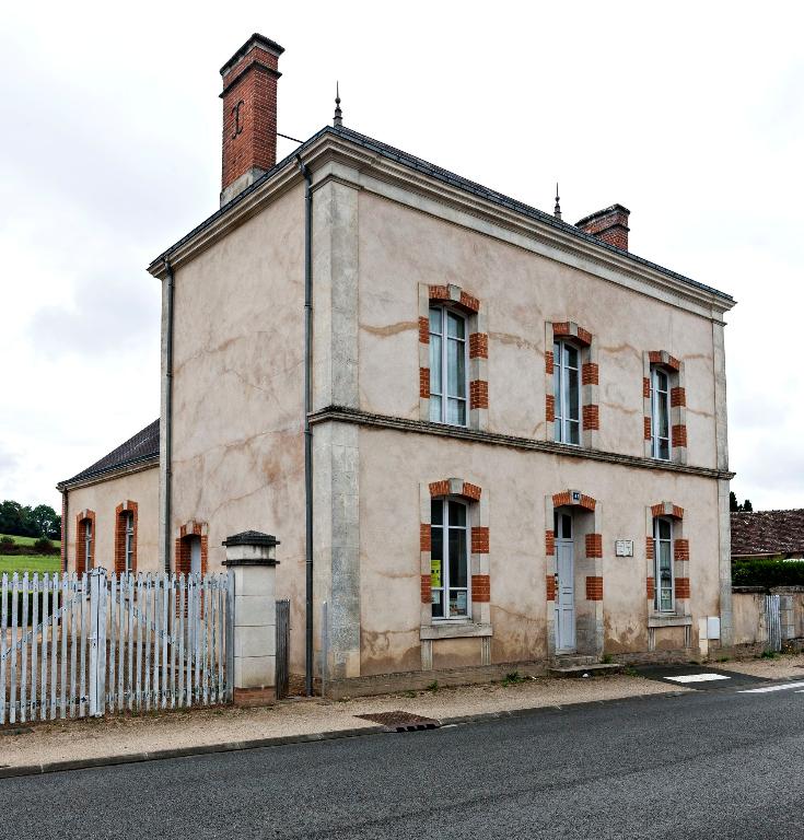 Mairie-école de l'ancienne commune d'Aulaines réunie à Bonnétable, actuellement maison d'écrivain Catherine Paysan.