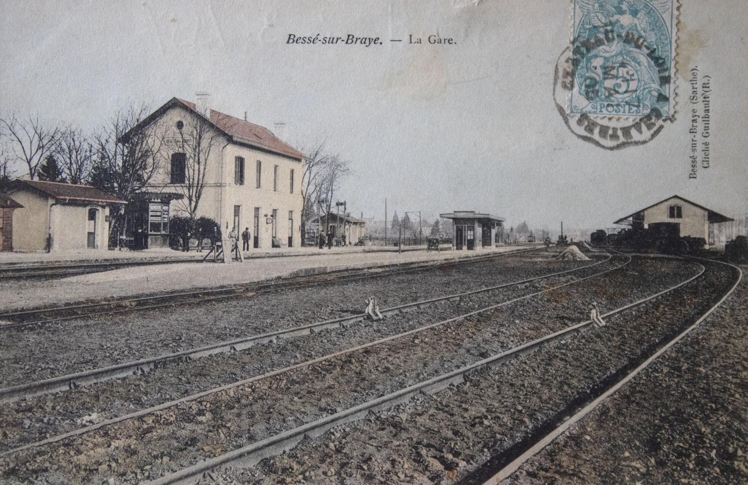 Gare ferroviaire de la ligne Chartres-Bordeaux, actuellement maison, place de la Gare