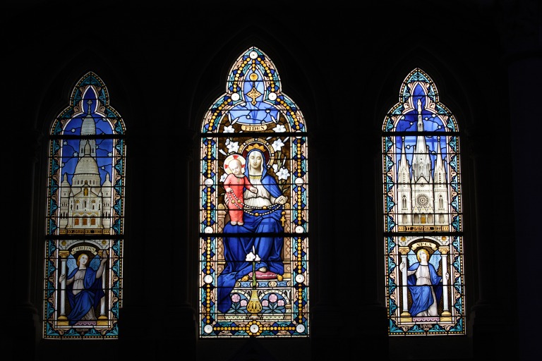 Ensemble de 5 verrières historiées ou à personnages (Baies 13, 14 et 16 à 18) - Basilique Notre-Dame, Pontmain