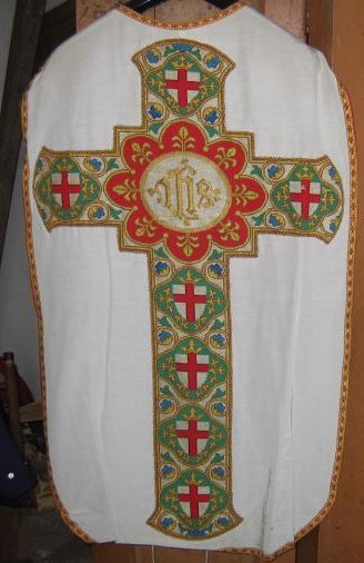 Ornement blanc n° 3 : chasuble, étole, manipule, bourse de corporal, voile du calice