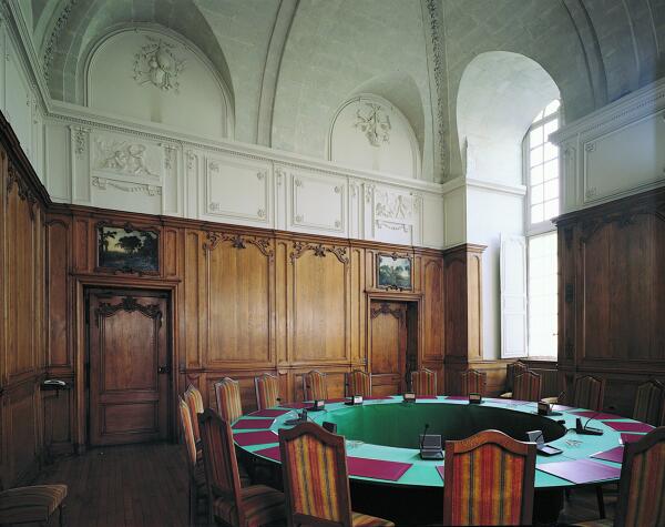 Abbaye de bénédictins puis de mauristes, dite abbaye Saint-Aubin, actuellement hôtel du Département et préfecture de Maine-et-Loire