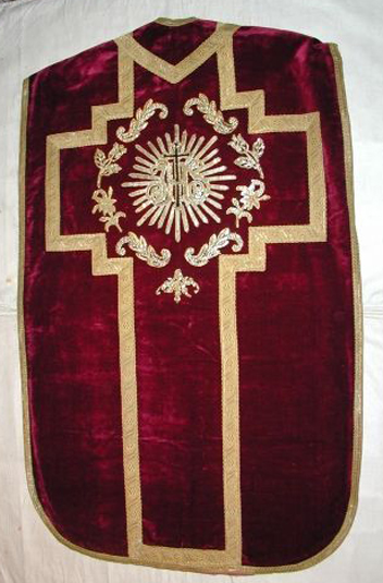 Ornement rouge n° 4 : chasuble, étole, bourse de corporal