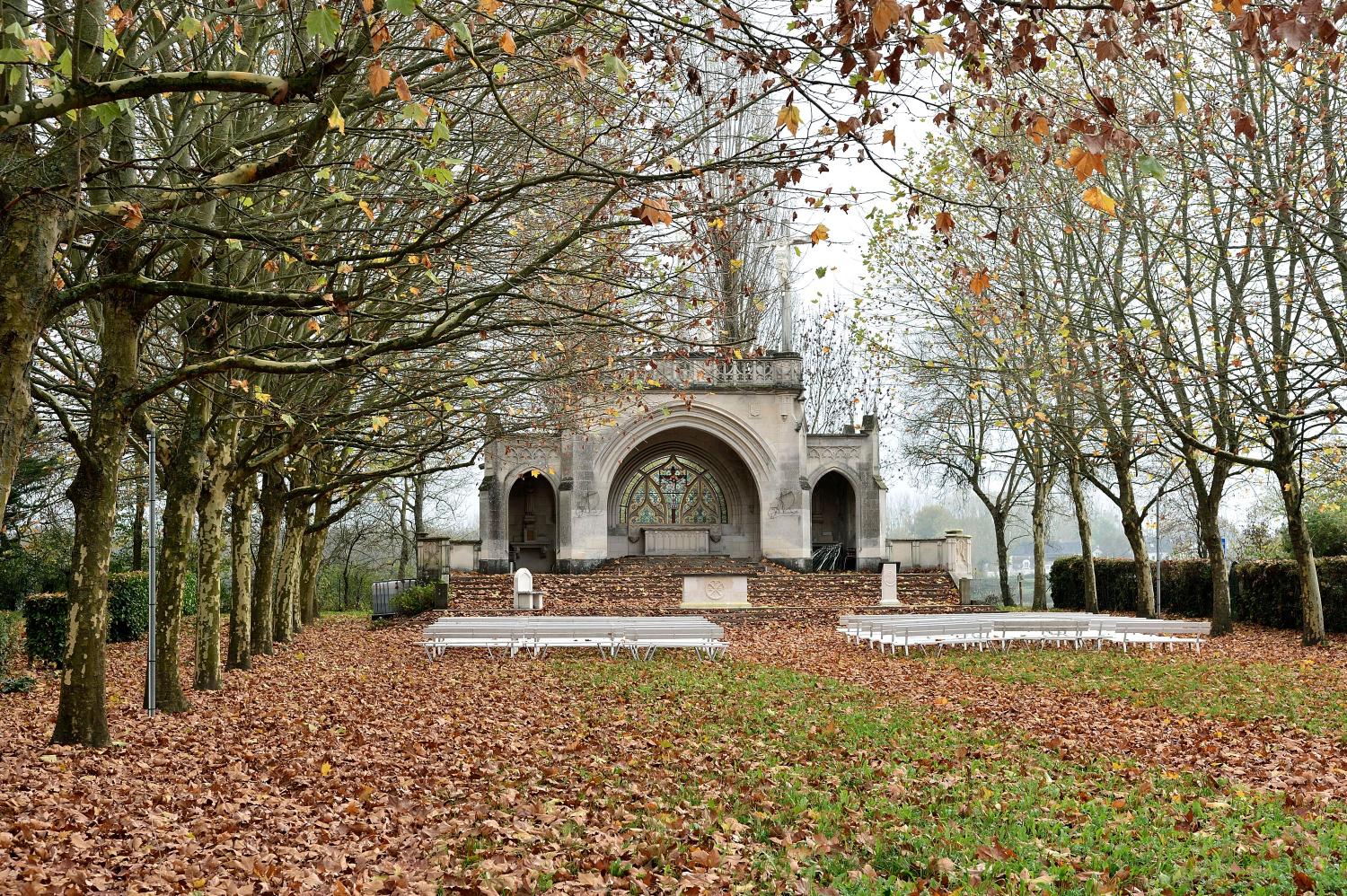 Calvaire, chapelle de plein-air et monument aux morts