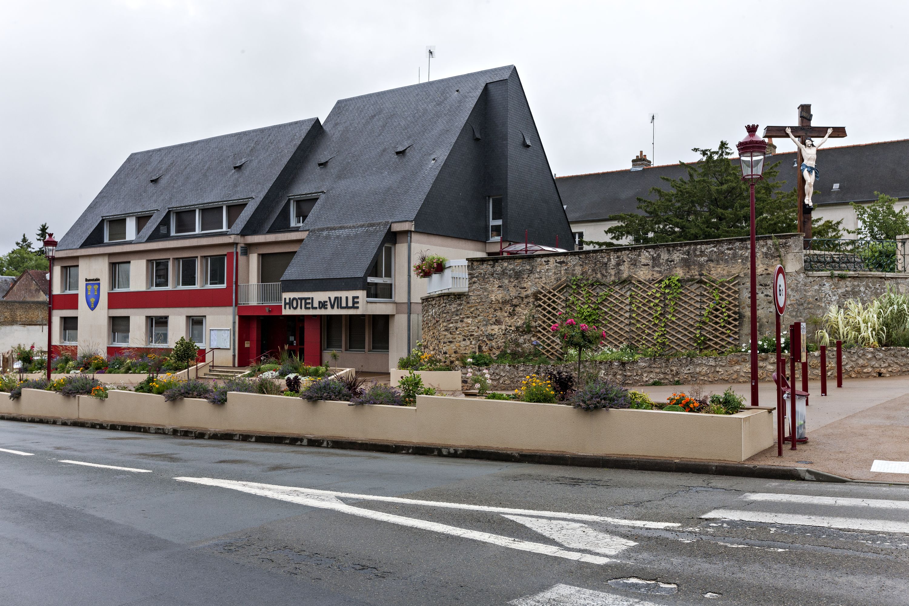 Le faubourg dit de Saint-Etienne ou de Melleray à Bonnétable, Vue de la  mairie-centre de secours construite vers 1984 devant le presbytère.  (IVR52_20177200714NUCA) - Inventaire Général du Patrimoine Culturel