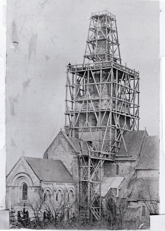 Prieuré de bénédictines, puis église paroissiale Notre-Dame, actuellement basilique Notre-Dame d'Avesnières, place d'Avesnières, Laval