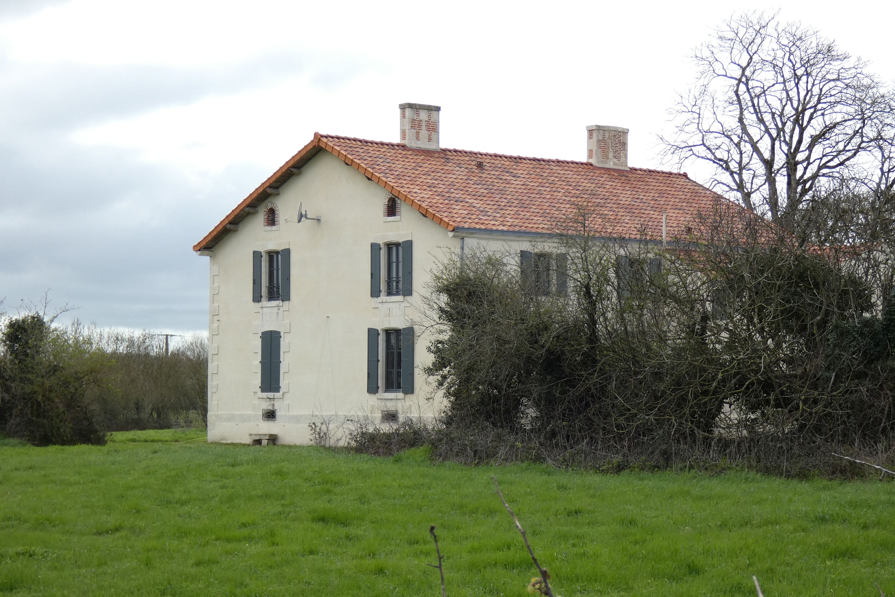 Prieuré de Sainte-Christine, puis ferme dite le Prieuré, actuellement maison, 2 rue du Prieuré