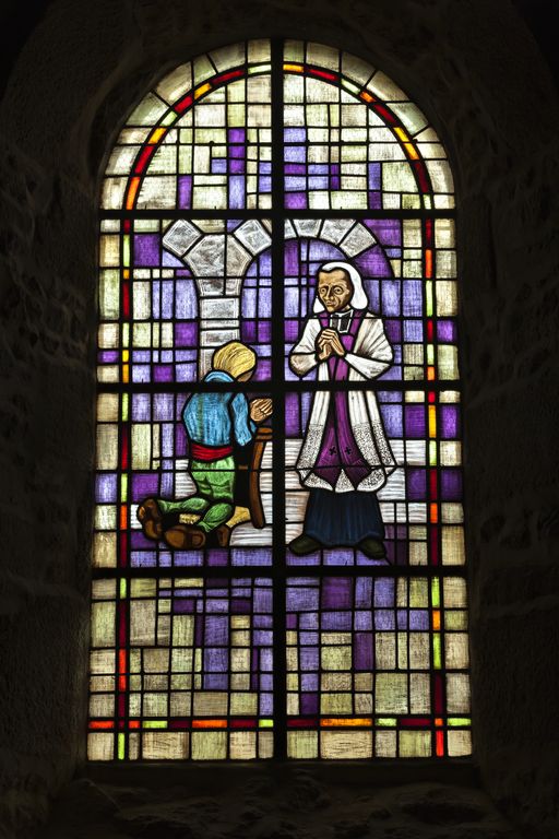 Verrière à personnage : saint Jean-Baptiste Marie Vianney - Église paroissiale Saint-Pierre, Izé