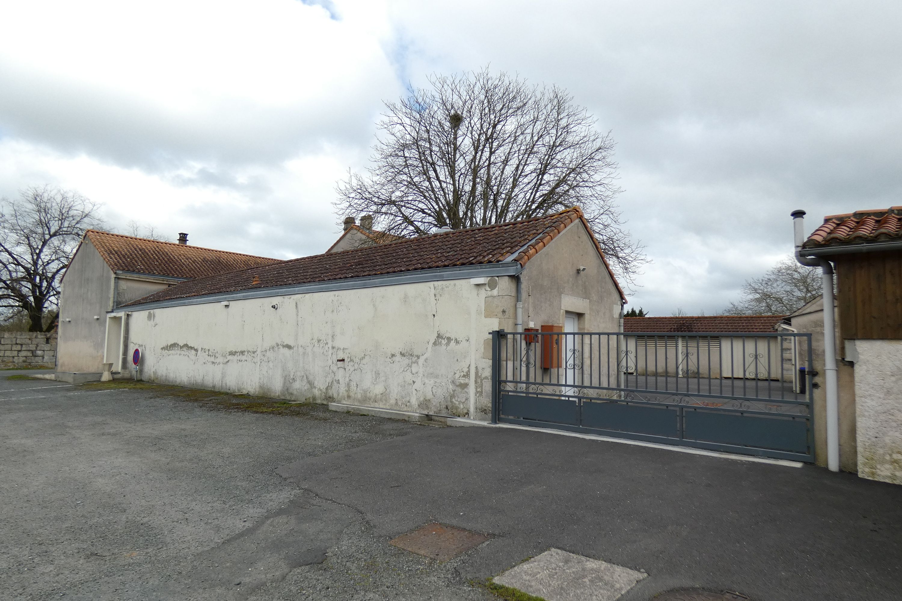 Mairie et école primaire de Sainte-Christine, actuellement salle des fêtes, 24 rue du Champ-de-la-Ville