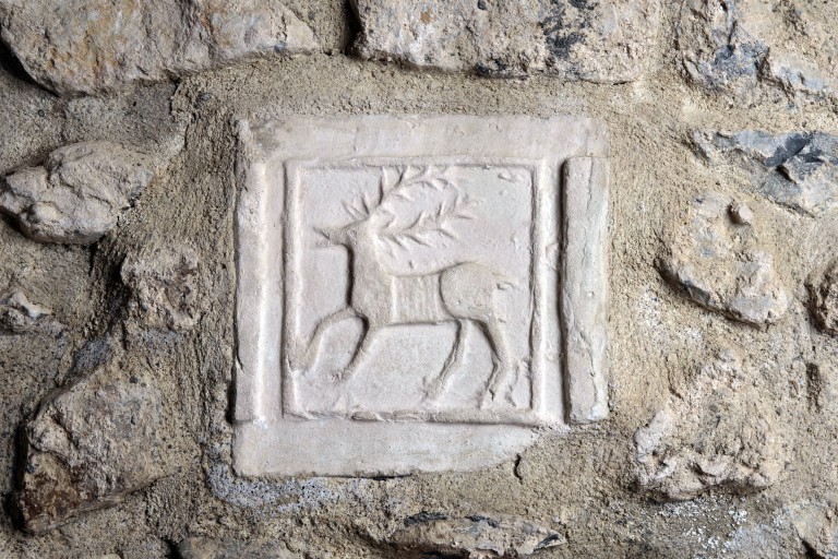 Bas-relief : Cerf - Chapelle Saint-Pierre, Saulges