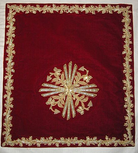 Ornement rouge n° 3 : chasuble, étole, bourse de corporal, voile de calice, pale