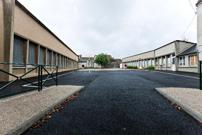 Maison puis école primaire publique, actuellement centre de loisirs et espace associatif, 13, rue Saint-Nicolas, Bonnétable.