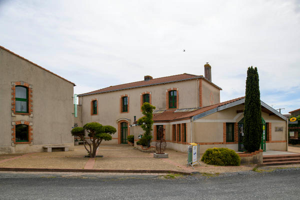 Ancien presbytère, actuellement mairie et bibliothèque