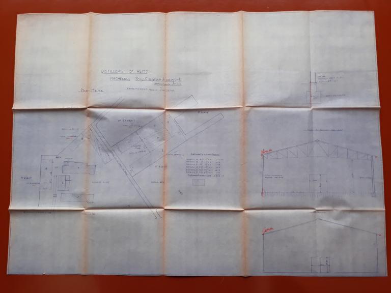 Plan du 4 décembre 1961, "Distillerie Saint Rémy Machecoul, Projet agrandissement, nouveaux chais", entrepreneur : M. Chagnas : plan-masse, coupe et élévation type des bâtiments A, C, D et E.
