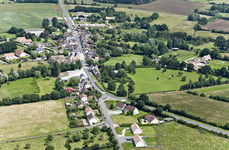 La traversée du canton de Bonnétable par la voie antique du Mans à Evreux, puis Grand Chemin mansais vers Rouen, puis route royale du Mans à Paris, puis R.N. 138 bis du Mans à Mortagne au Perche, actuellement R.D. 301.