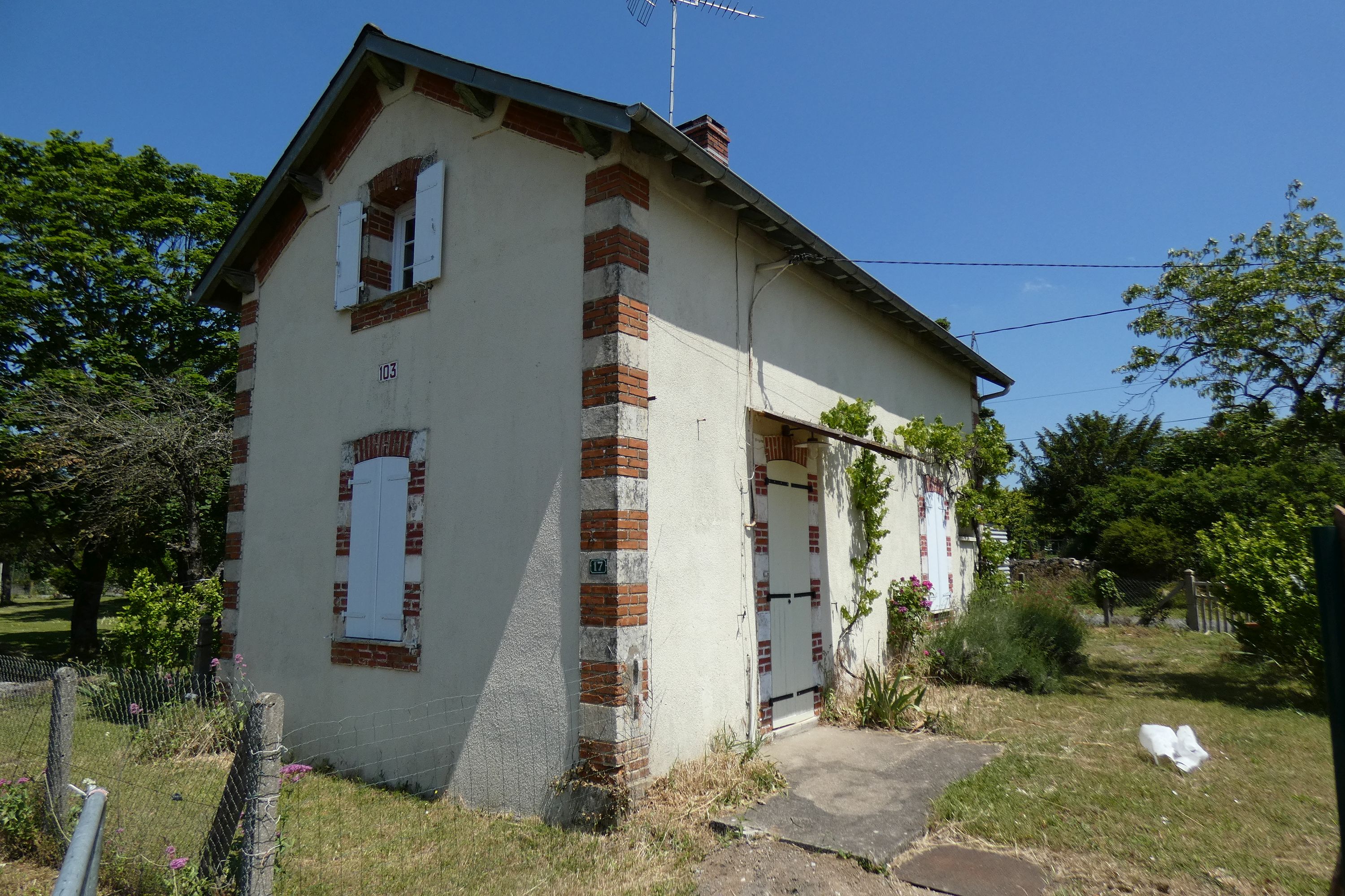 Gare de Benet, actuellement maison, maison de garde-barrière et halle aux marchandises