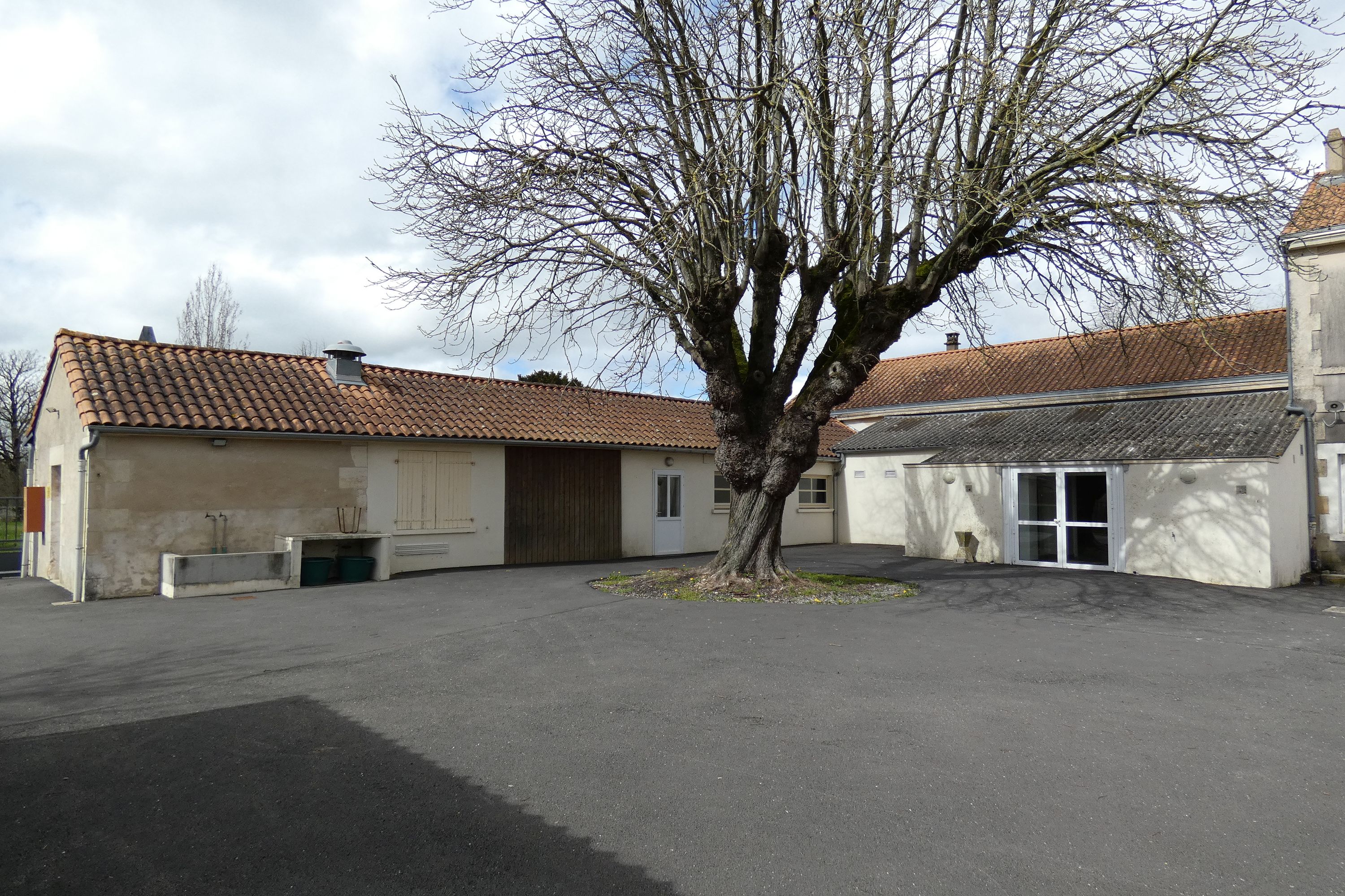 Mairie et école primaire de Sainte-Christine, actuellement salle des fêtes, 24 rue du Champ-de-la-Ville