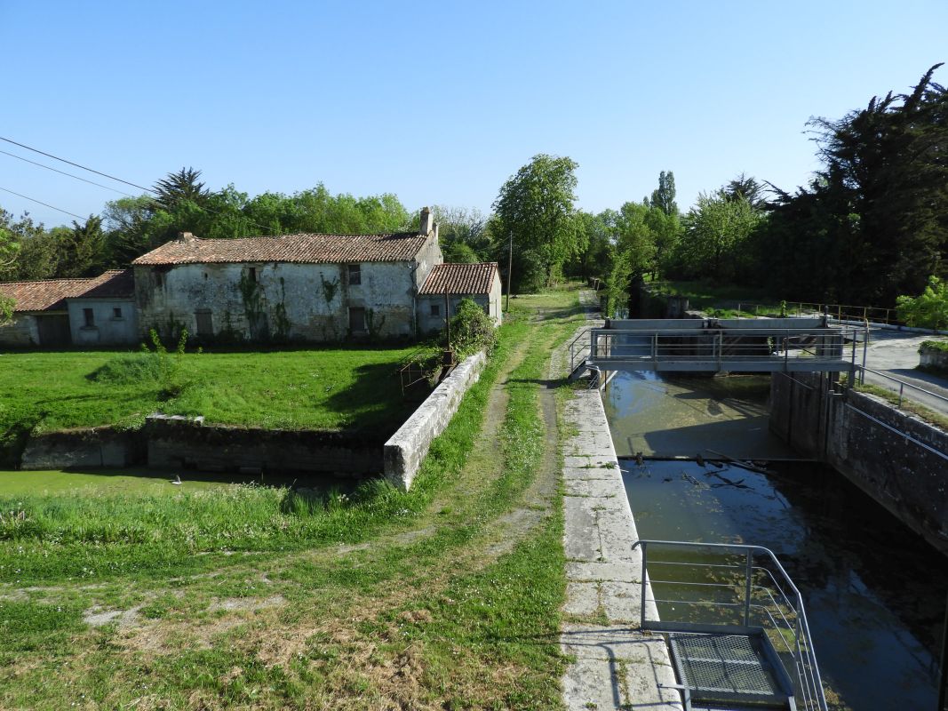 Aqueduc et écluse du Gouffre ; Route de La Rochelle