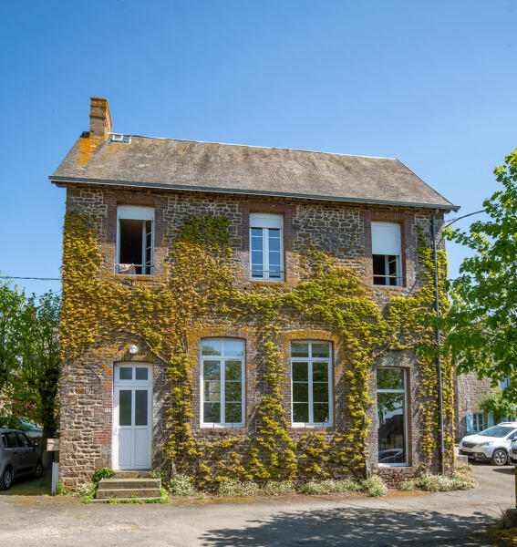 Mairie-école des garçons de Niort-la-Fontaine, actuellement maison