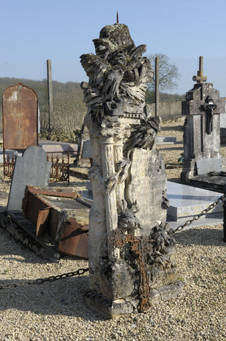 Monument, drame 31 mai 1883, rue Saint-Jean-de-l'Habit, cimetière, Fontevraud-l'Abbaye