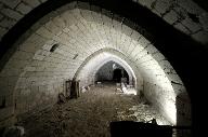 Cave creusée dans le mur de contrescarpe des douves, couverte d'une voûte brisée à doubleaux chanfreinés