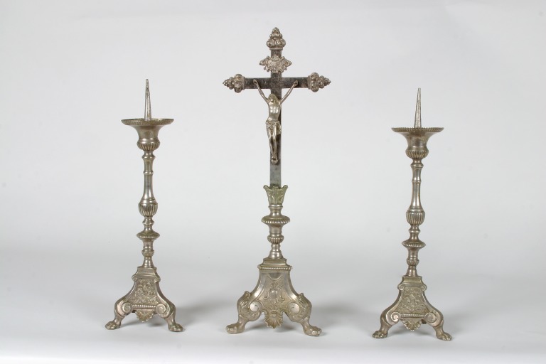 Garniture d'autel : 1 croix d'autel et 2 chandeliers d'autel - Église paroissiale Saint-Jean-Baptiste, Saint-Jean-sur-Erve