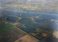Vue aérienne des marais inondés de part et d'autre de la Sèvre Niortaise en 1994.