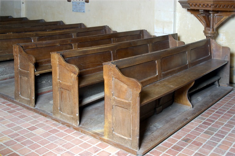 Ensemble des bancs de fidèles - Église paroissiale Saint-Jean-Baptiste, Saint-Jean-sur-Erve