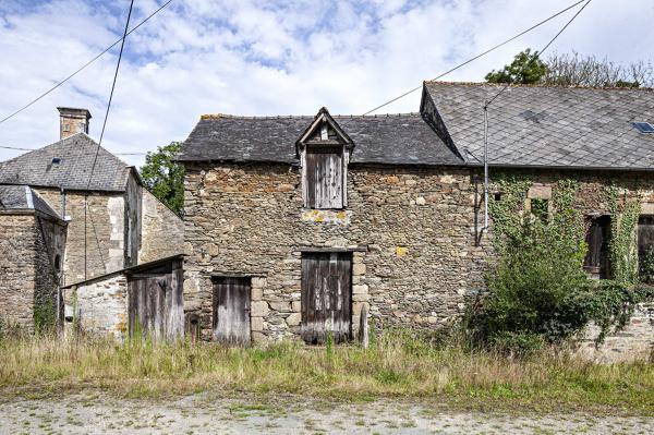 Hameau, château et motte castrale de la Grivellière