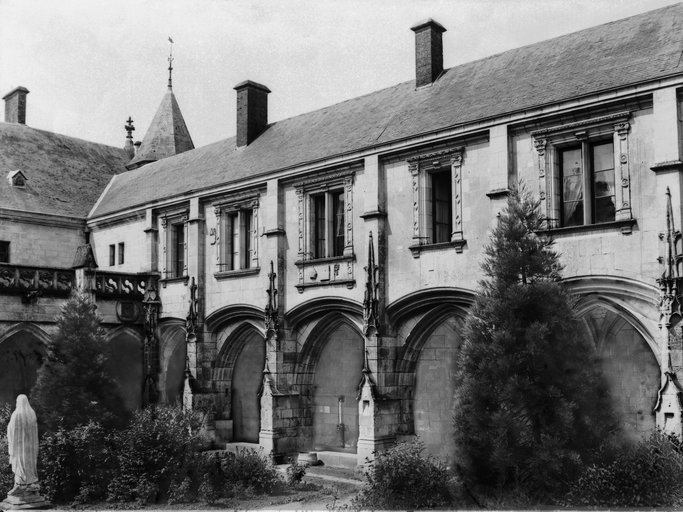 Cloître, place Leclerc