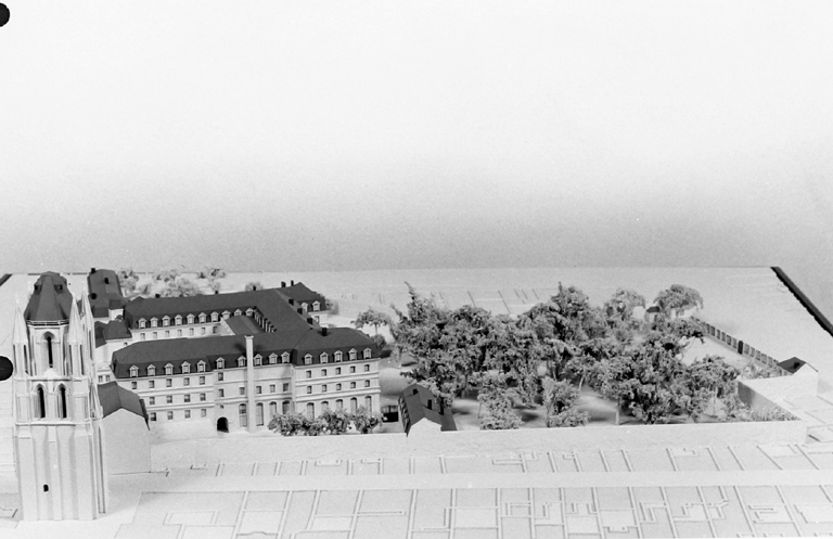 Abbaye de bénédictins puis de mauristes, dite abbaye Saint-Aubin, actuellement hôtel du Département et préfecture de Maine-et-Loire
